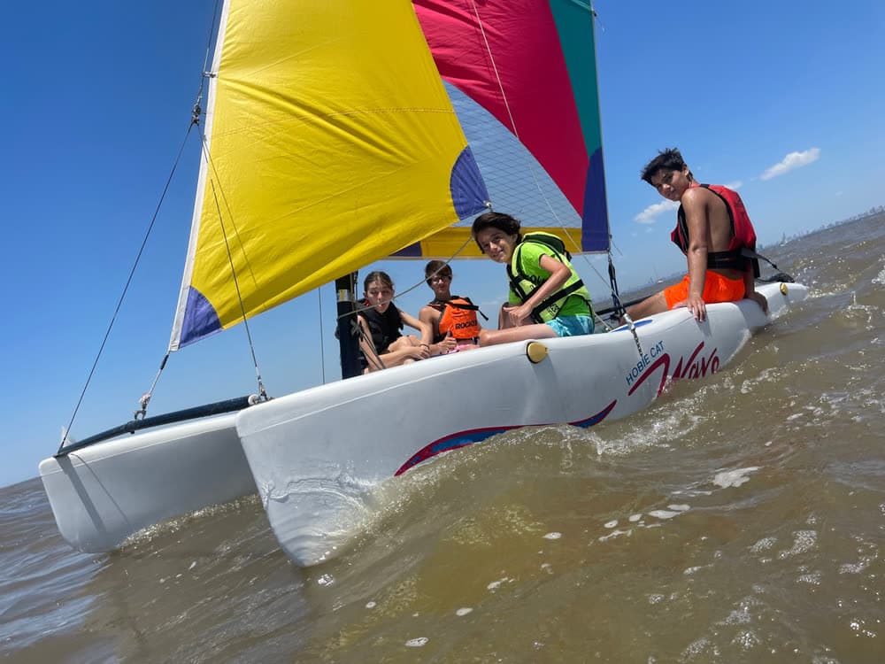 Grupo navegando en catamarán