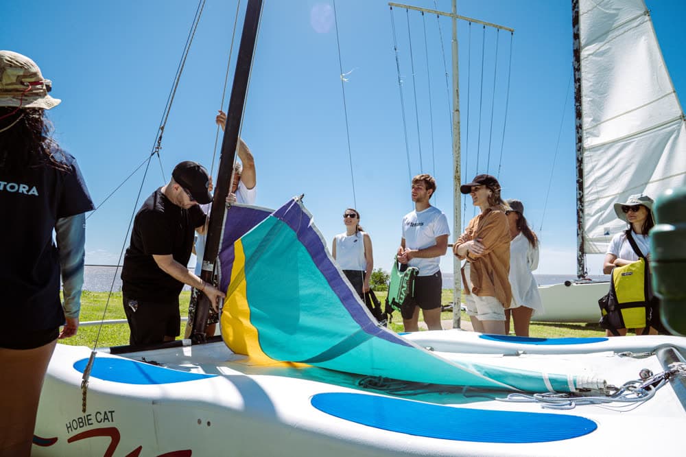 Instructor explicando a un grupo en la costa