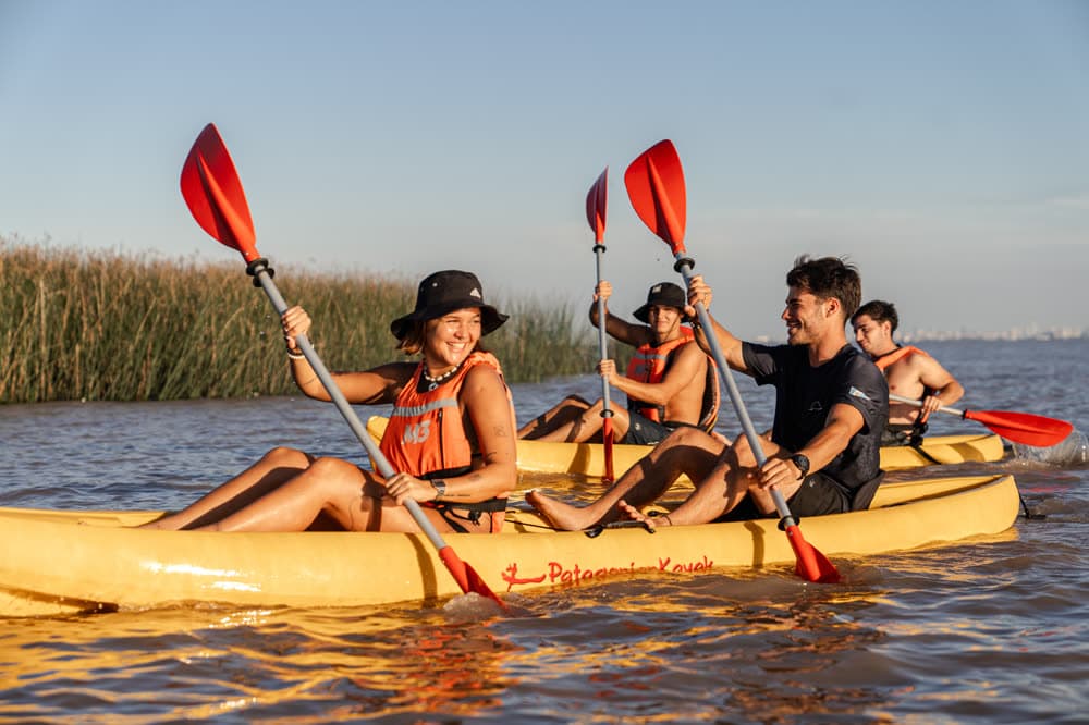 Grupo de kayaks remando al atardecer
