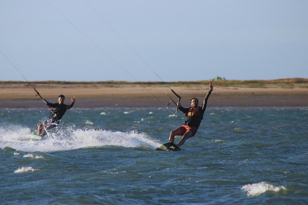 Playa caribeña con kites volando