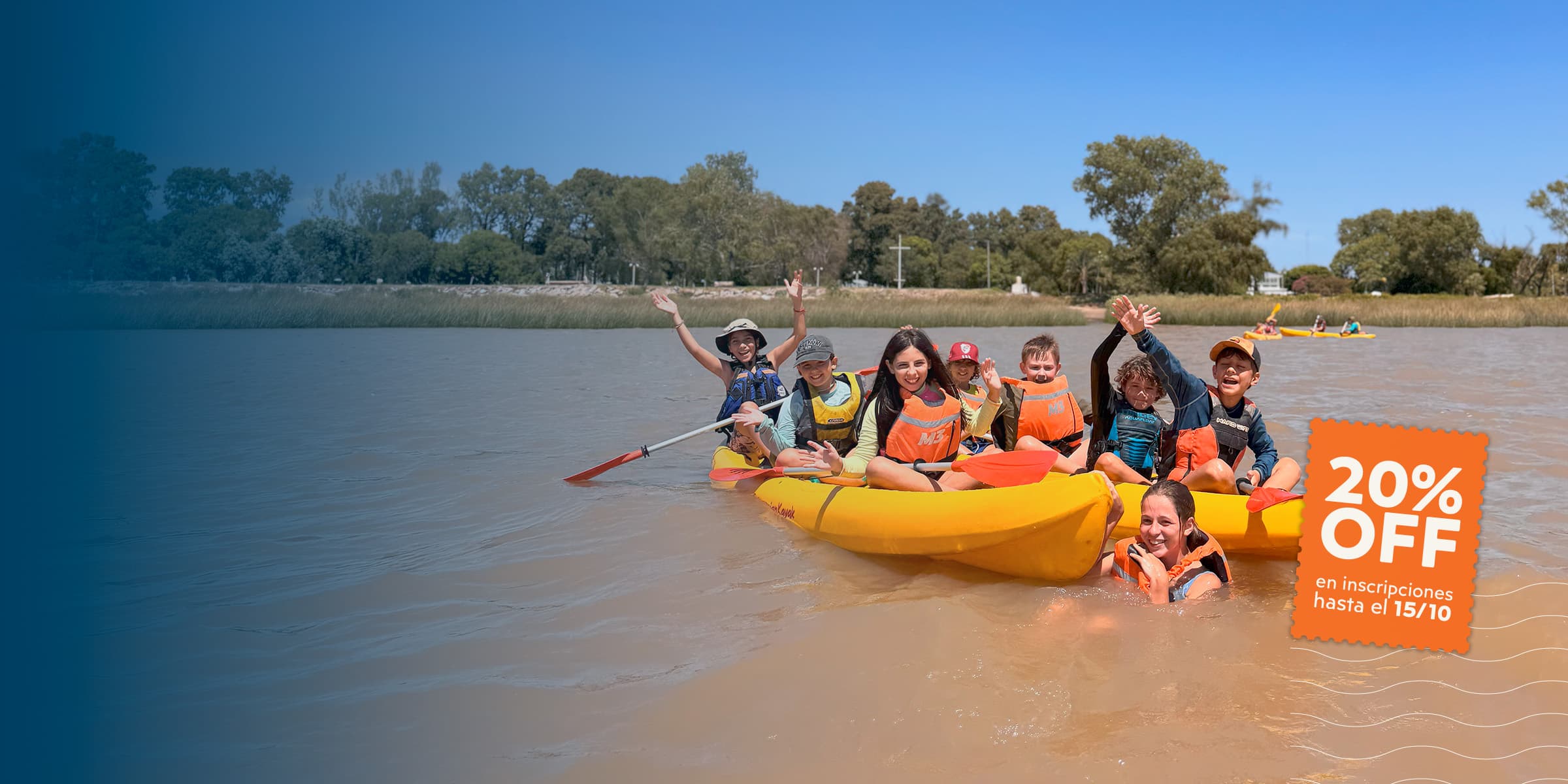 Chicos con chalecos salvavidas en kayaks amarillos en el río, con el sello 20% OFF en inscripciones hasta el 15/10